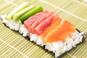 恵方巻き〜巻くイメージ01