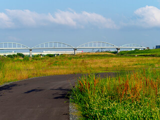 水管橋が架かる川沿いの風景