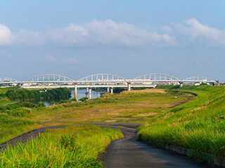 水管橋が架かる川沿いの風景