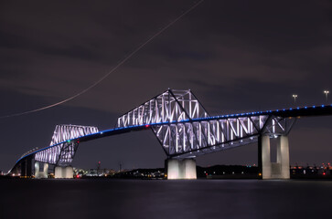 ゲートブリッジと海とそらと飛行機の軌跡