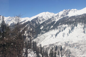 Fototapeta na wymiar Call of the Snow mountain, Himachal Pradesh, India