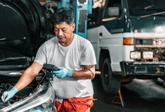 Experienced auto mechanics inspect car battery terminals and voltage to identify the cause of errors or defects. Perform diagnosis, repair, replace, and remove mechanical and electrical components.