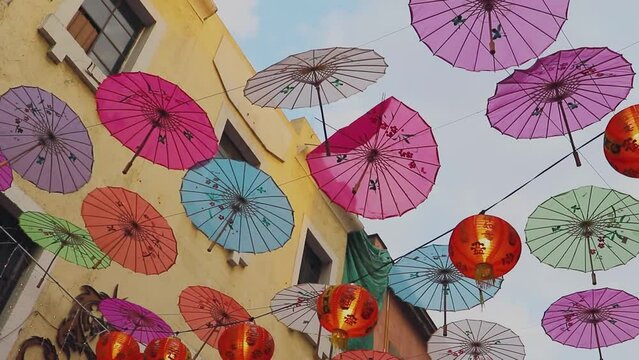 Paraguas de decoraci&oacute;n en las calles del Barrio Chino