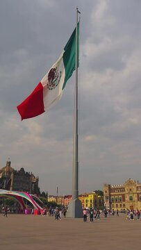 Bandera M&eacute;xico izada en z&oacute;calo en una tarde de la Ciudad de M&eacute;xico