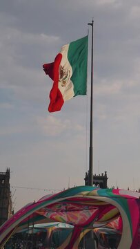 Bandera M&eacute;xico izada en z&oacute;calo en una tarde de la Ciudad de M&eacute;xico