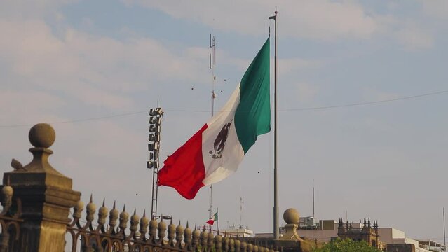 Bandera M&eacute;xico izada en edificio en una tarde en el z&oacute;calo de la Ciudad de M&eacute;xico