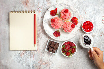 Obraz na płótnie Canvas top view pink strawberry cakes with jam on white desk fruit tea cake biscuit sweet cookie
