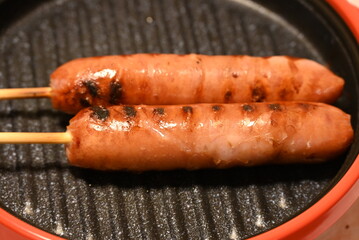プレートの上によく焼けたフランクフルト