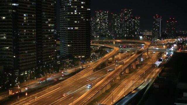 東京都江東区有明周辺の高層ビル群と湾岸道路の夜景