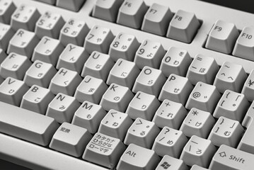 黒をバックにキーボードが置かれている