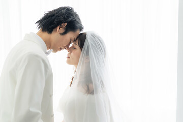 向かい合う新郎新婦　ブライダルフォト　フォトウェディング　前撮り
