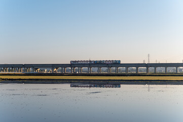 Fototapeta premium 茨城県ひたちなか市 朝陽と鹿島臨海鉄道