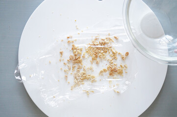 カシューナッツを砕く