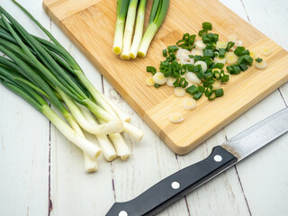 Obraz na płótnie Canvas top view of green onion cut on a cutting board