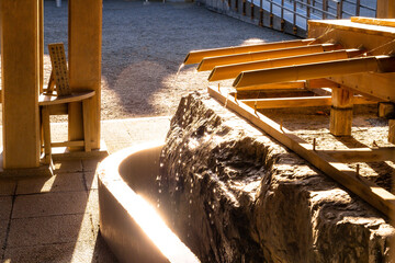 太陽光に輝く水滴、北海道神宮の手水舎