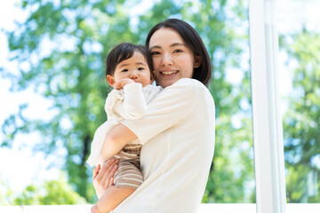 Fototapeta premium 赤ちゃんを抱っこするお母さん