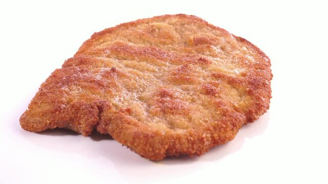 Wiener Schnitzel paniert auf einem Teller auf wei&szlig;em Hintergrund - Drehteller