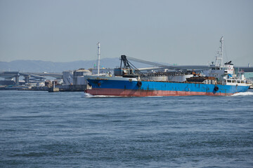 大阪湾の貨物船の風景