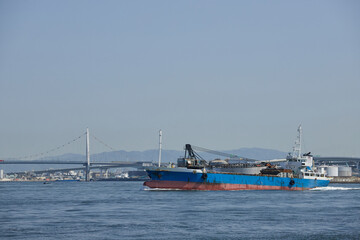 大阪湾の貨物船の風景