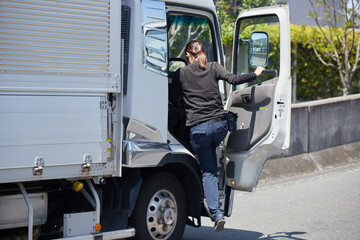 大型トラックと女性ドライバー