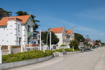 Fototapeta na wymiar Ile d’Oléron (Charente-Maritime, France), maisons typiques sur la promenade du bord de mer à Saint-Trojan