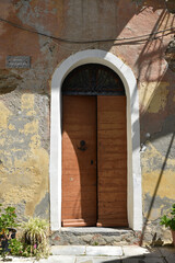 Fototapeta na wymiar Vieille porte de village en Corse