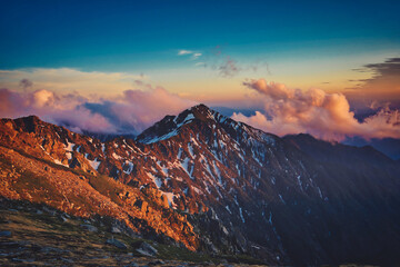 夕陽に照らされた山肌