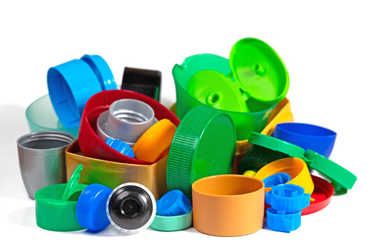 Verschiedene Schraubverschlüsse und Kappen aus Kunststoff zum Recyceln