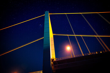 夜空の星と下から写した大きな橋