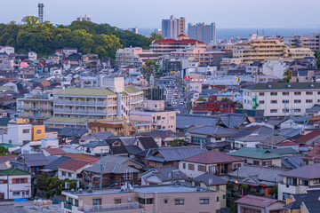 夕暮れ時の街並み