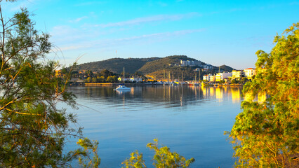 Obraz premium Calm sea and reflections at sunrise in Datça, the famous holiday resort of Muğla on the Aegean coast of Turkey