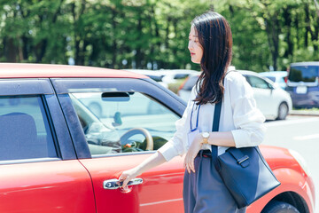 Business woman going to work by car　車で出勤するビジネスウーマン