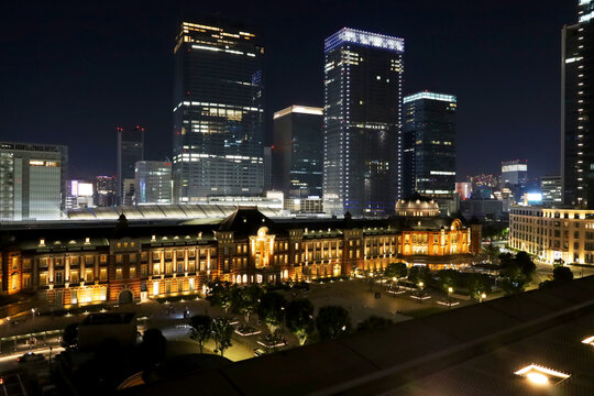 夜にライトアップされた東京駅の駅舎と丸の内の高層ビルと幻想的な夜景・デートスポット（東京都千代田区）