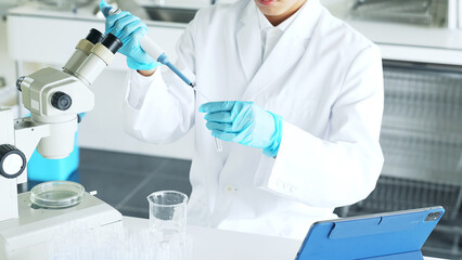 Fototapeta premium Researcher experimenting in the lab. Scientific experiment.