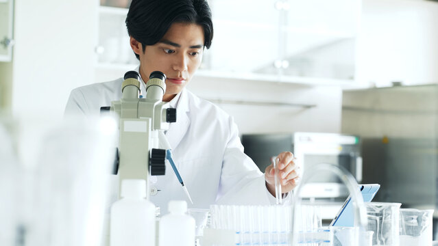 研究室で実験する研究者