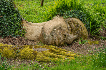 schlafende Frau im Lost Garden of Heligan, Rundreise englische Gärten, english garden