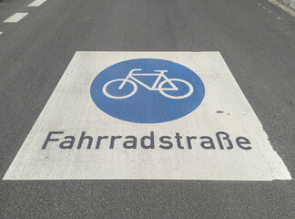 Nahaufnahme von Fahrbahnmarkierungen auf einer Fahrradstraße. 