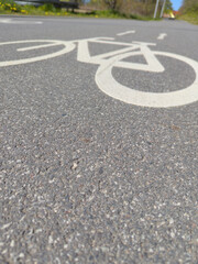 Nahaufnahme von Fahrbahnmarkierungen auf einer Fahrradstraße. 