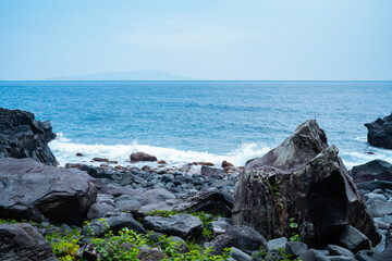 Fototapeta na wymiar 熱海の海と崖の絶景