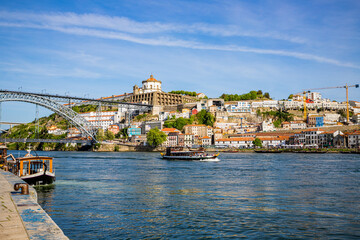 Fototapeta na wymiar Vue depuis les quais de Ribeira à Porto