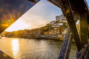 Fototapeta premium Coucher de soleil sur les quais de ribeira de Porto depuis le Pont Dom-Luís I
