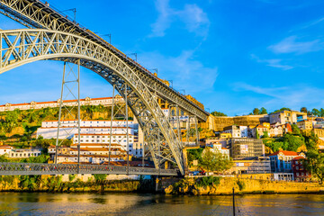 Fototapeta na wymiar Vue depuis les quais de Ribeira à Porto 