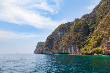 Plakat island phi phi leh and boat in thailand andaman sea. travel during vacation to the hot countries of asia.