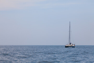 Obraz premium A yacht with masts in the Andaman Sea for traveling with family and friends. Voyage while on vacation in hot countries.