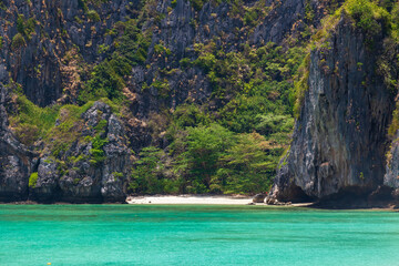 The legendary Maya Bay beach without people where the film "beach" with Leonardo DiCaprio was filmed with a beautiful bay of sand and clear turquoise water. UNESCO World Heritage.