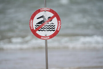 Panneau danger de courant à l'océan