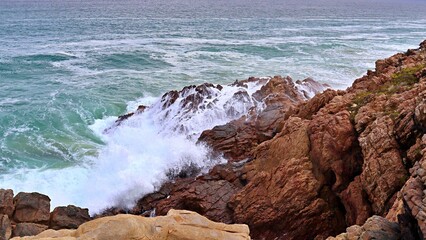 Fototapeta na wymiar closeup of ocean waves crashing on rocks 