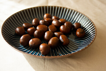 お皿に乗った複数の美味しそうな甘栗