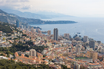 Vue sur Monaco par un temps nuageux depuis le chemin de randonnée menant à La Turbie