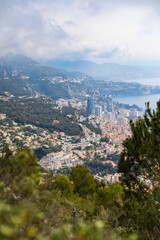 Fototapeta premium Vue sur Monaco par un temps nuageux depuis le chemin de randonnée menant à La Turbie